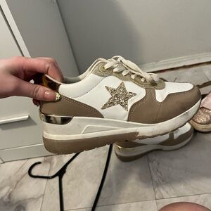 Women’s Beige & White Star Detail Fashion Sneaker